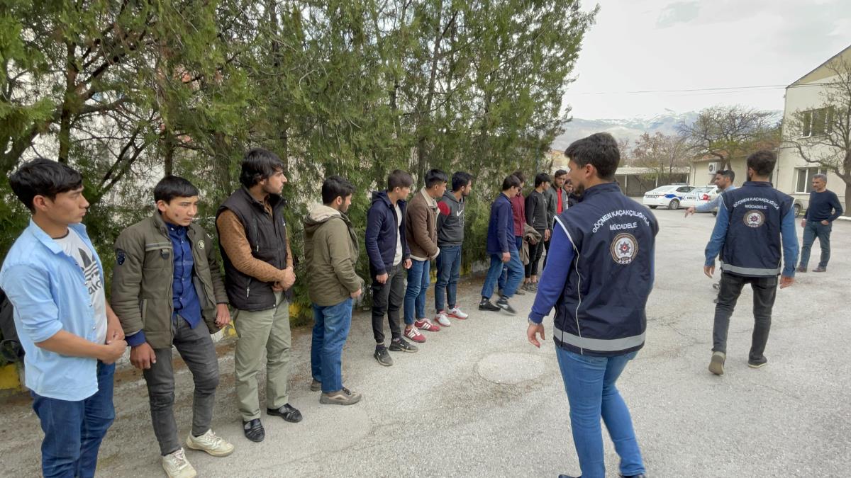 Erzincan'da 25 düzensiz göçmen yakalandı