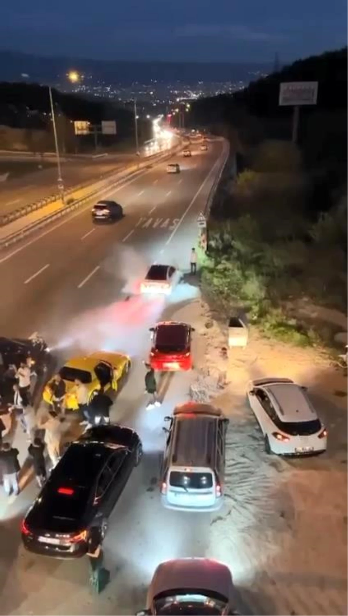 Havaya ateş açıp, lastik yaktılar! Bursa'da yolu kapatan düğün konvoyundaki magandalar terör estirdi