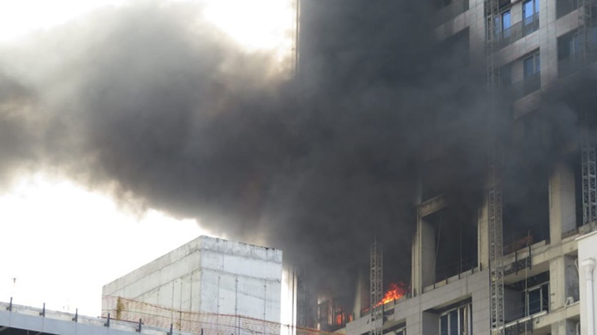 İstanbul'u dumanlar kapladı! 44 katlı rezidanstaki yangın kontrol altına alındı