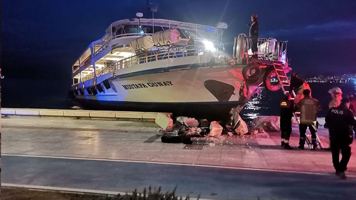 İzmir'de kaptanı rahatsızlanan yolcu vapuru karaya çarptı
