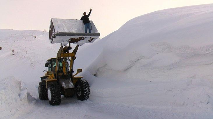 Kar kalınlığı 5 metreyi buldu! 1 kilometrelik yolu 1,5 saatte açtılar