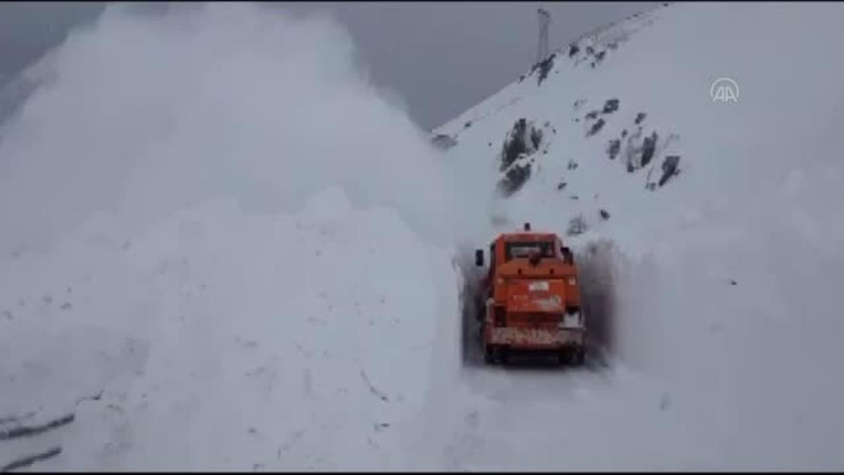 Kar nedeniyle ulaşıma kapatılan Ardahan-Şavşat kara yoluna çığ düştü