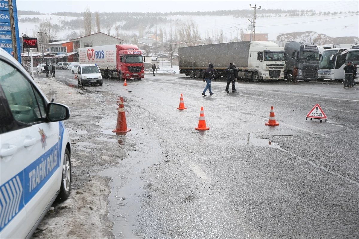 Kars-Ardahan kara yolu yoğun kar ve tipi nedeniyle ulaşıma kapatıldı