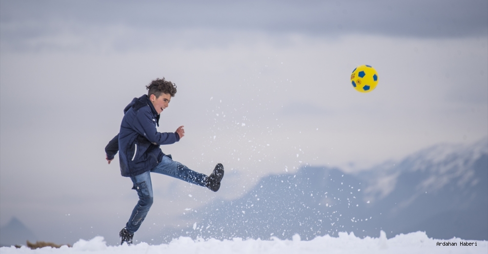Kars'ın 2 bin 84 rakımlı köyünde çocuklar kar yağışını eğlenceye dönüştürdü