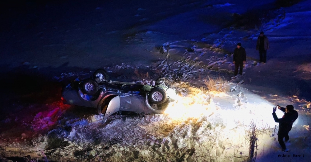 Kars'ta buzlanma nedeniyle şarampole devrilen otomobilde 4 kişi yaralandı