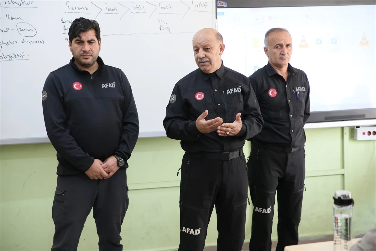 Kars'ta AFAD ekipleri okullarda afet bilinci eğitimi veriyor