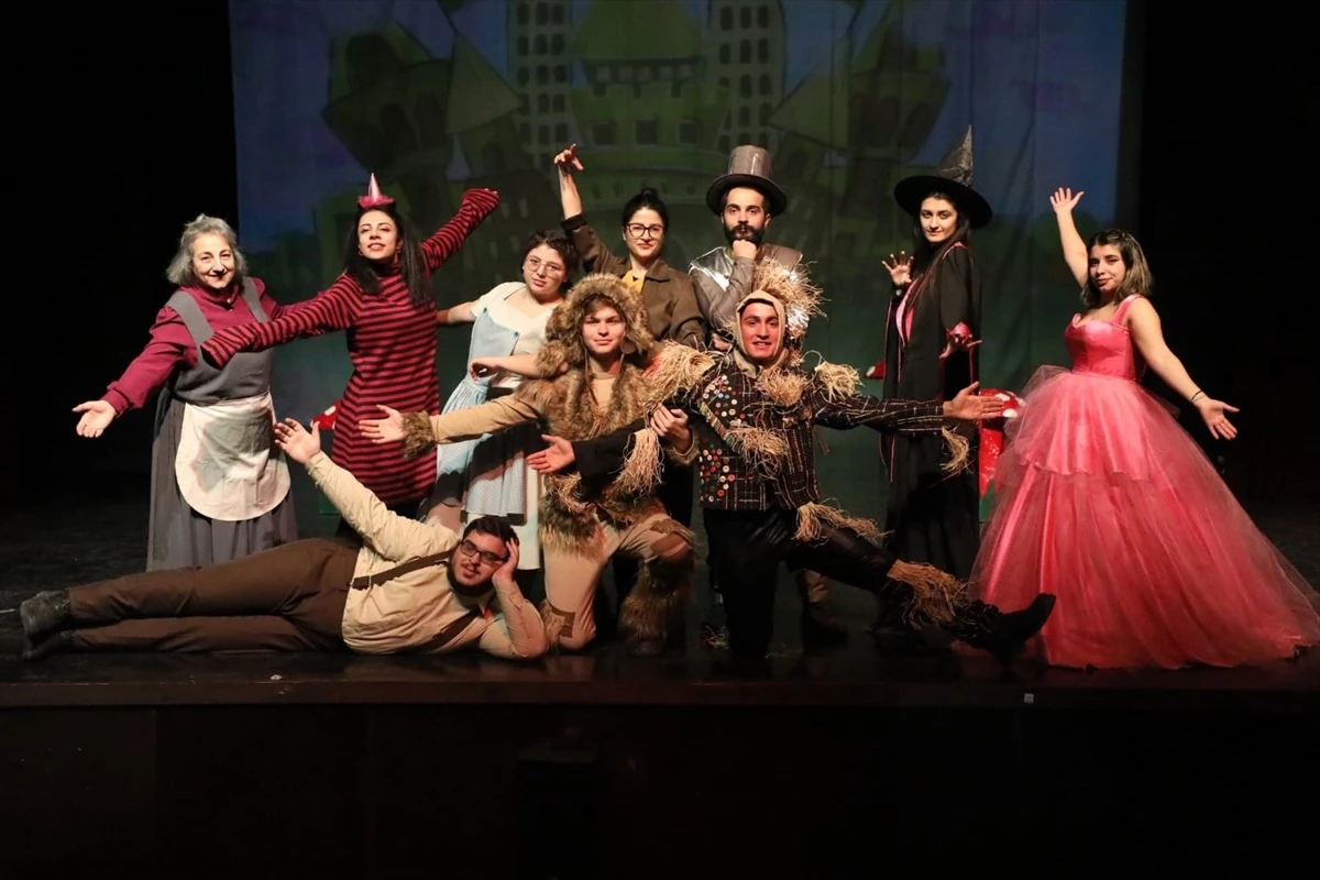 Kars'ta Kurulan Tiyatro Topluluğu 'Oz Büyücüsü' Oyununu Sahneledi