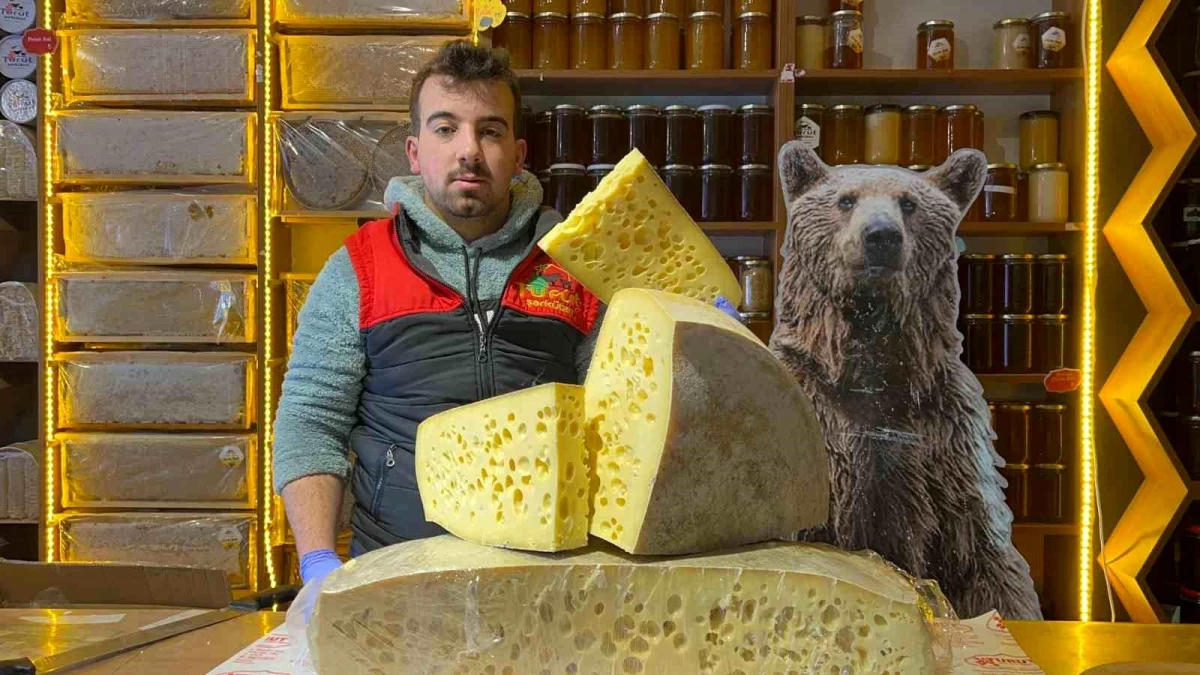 Kars'ta Sezonun İlk Gravyer Peynirleri Tezgahlarda