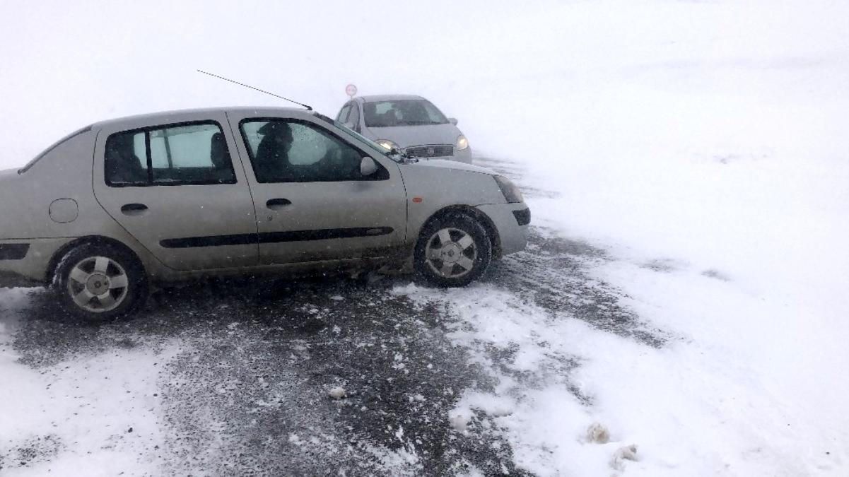 Kars'tan Çıldır'a giden araçların geçişine tipi izin vermiyor