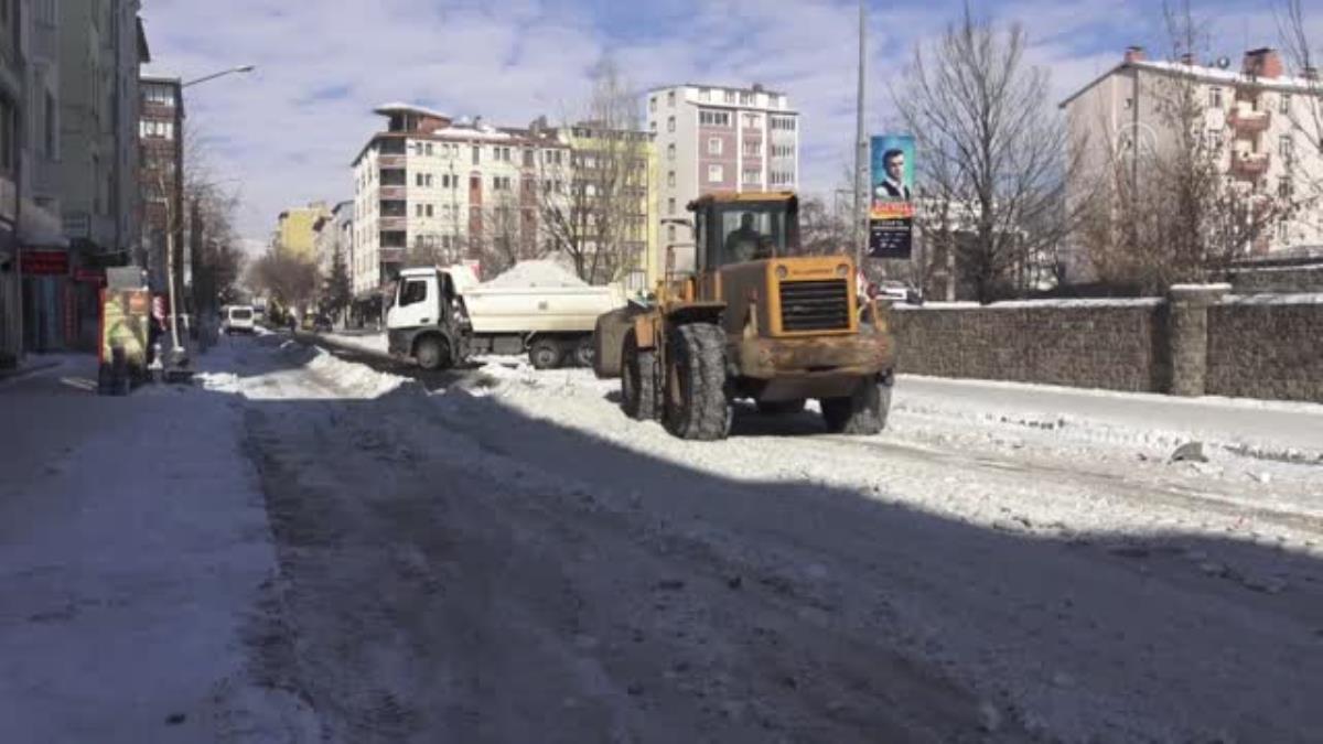 Kent merkezinde karlar kamyonlarla şehir dışına taşınıyor