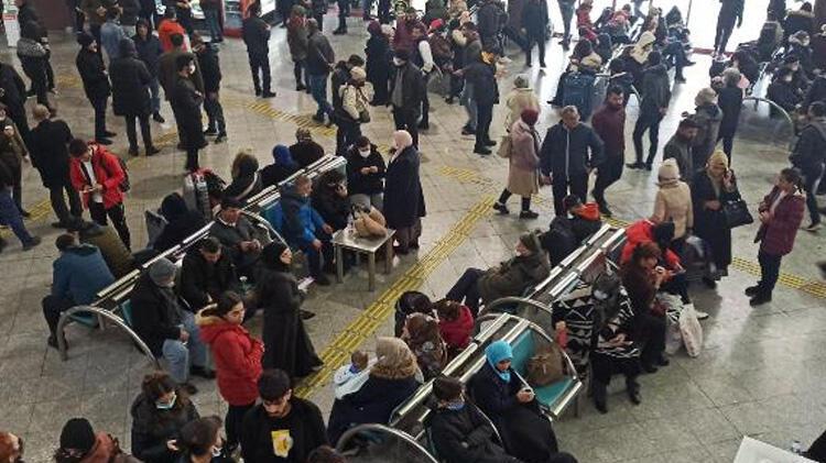 Konya'yı çevre illere bağlayan tüm yollar kapalı; yolcular terminalde bekliyor