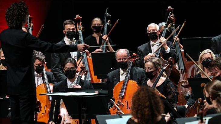 Londra Filarmoni Orkestrası, AKM'de müzikseverlerle bir araya geldi