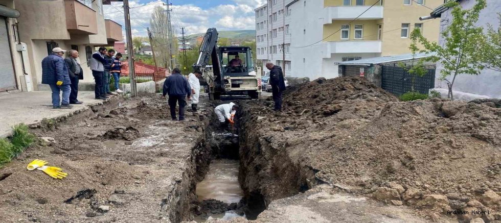 Ardahan Belediyesi Kaptanpaşa Mahallesi’nde kanalizasyon şebeke hattı çalışmalarını sürdürüyor