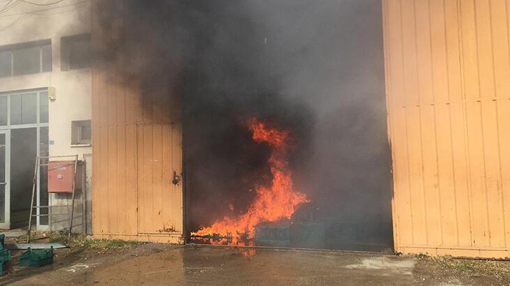 Manisa'da plastik kasa fabrikasında yangın