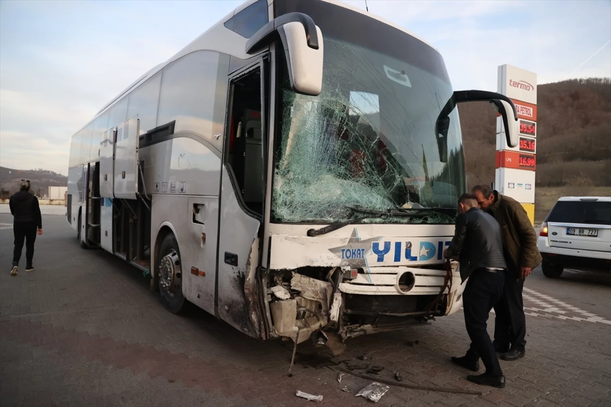 Samsun'da yolcu otobüsüyle otomobilin çarpışması sonucu 2 kişi öldü, 3 kişi yaralandı