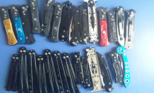 Sustalı bıçak satan seyyar satıcı gözaltına alındı