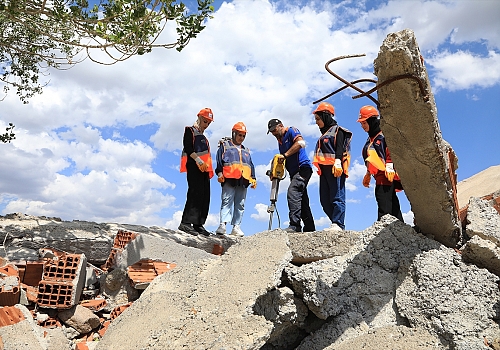 AFAD, deprem bölgesi Bingöl'de gönüllüleriyle güçleniyor