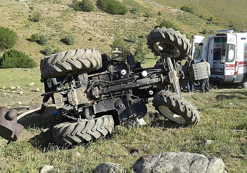 Ağrı'da devrilen traktördeki 4 kişi yaralandı