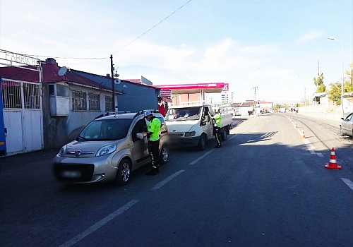 Ağrı'da trafik denetimlerinde 288 araç ve sürücüsüne para cezası uygulandı
