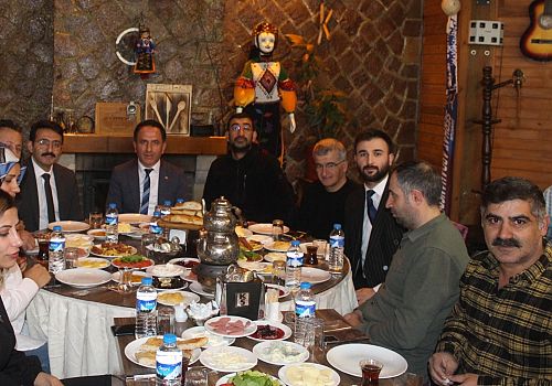 AK Parti Ardahan Merkez İlçe Başkanlığı, yerel seçim öncesi kahvaltıda gazetecilerle bir araya geldi