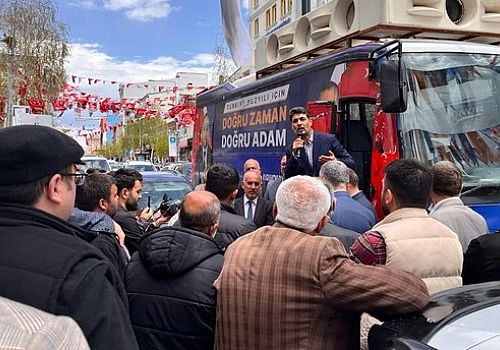 AK Parti Milletvekili Adayları Ardahan merkezde çıktıkları esnaf ziyareti mitinge dönüştü.