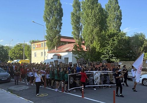 ANALİG voleybol yarı final müsabakaları için Ardahan a gelen sporcular kortej yürüyüşü yaptı.
