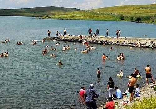 Ardahan'a gelen gurbetçiler, deniz hayallerini Çıldır Gölünde buldu