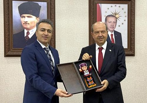 Ardahan'a gelen KKTC Cumhurbaşkanı Ersin     Tatar, Vali Hayrettin Çiçek'i makamında ziyaret etti