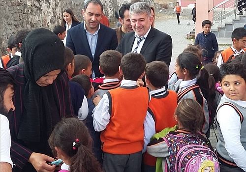 Ardahan AK Parti Merkez İlçe Başkanı Özgür Açıkyıldız dan Köy Okullarını Sevindiren Ziyaret 