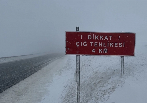 Ardahan-Artvin kara yolu, karla mücadele ekiplerinin çalışmalarının ardından yeniden trafiğe açıldı.