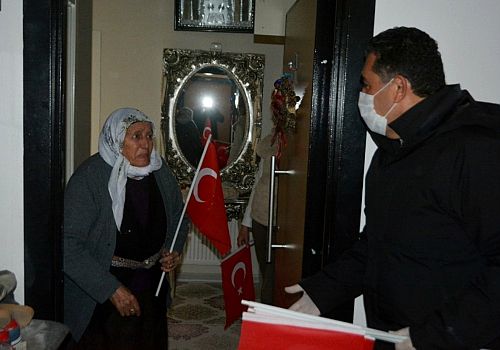 Ardahan Belediye Başkanı Faruk Demir 23 Nisan'da Çocukları Evde Sevindirdi