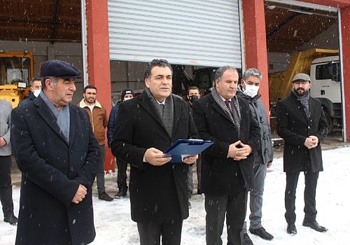 Ardahan Belediye Başkanı Faruk Demir, Meclisi üyeleri ile birlikte, basın açıklaması yaptı