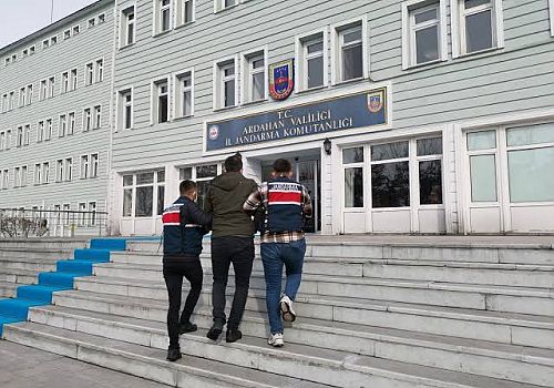 Ardahan'da 19 suçtan aranan hükümlü yurt dışına kaçarken yakalandı