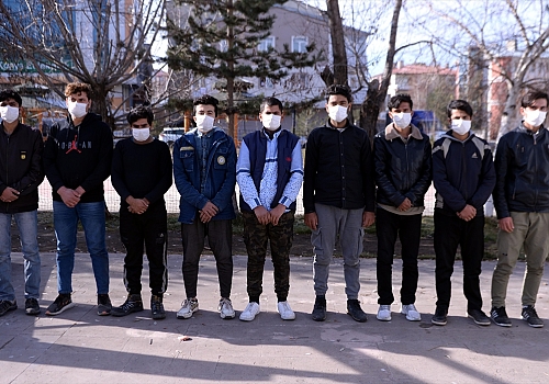 Ardahan'da 9 düzensiz göçmen yakalandı