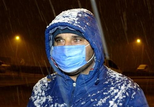 Ardahan'da, akşam saatlerinde başlayan kar yağışı kent merkezini beyaza bürüdü 