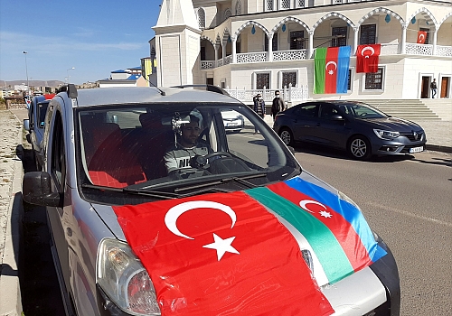 Ardahan'da Azerbaycan'a destek için Gardaşlık zamanı sloganıyla konvoy oluşturuldu
