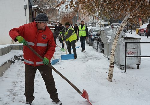 Ardahan da Belediye Ekipleri Şehir Merkezinde Kar Temizlemeye Başladı 