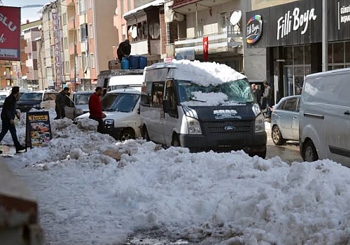 Ardahan'da çatıdan üzerine kar kütlesi düşen otomobilde hasar oluştu