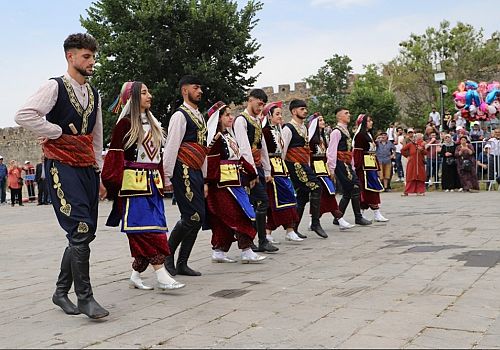 Ardahan da  düzenlenen  Kültür ve Bal Festivali 2. günün de devam ediyor 