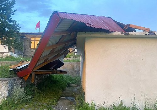 Ardahan'da etkili olan şiddetli rüzgar bazı binaların çatılarının uçmasına neden oldu