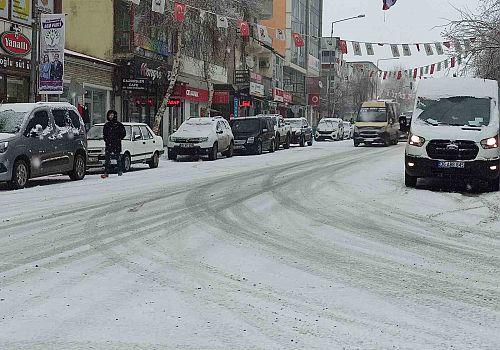Ardahan’da günlerdir devam eden sıcak hava, dün gece yerini kar yağısına bıraktı