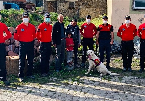 Ardahan'da hayvan otlatırken uyuyakalan çocuk jandarma ekiplerince 7 saatte bulundu