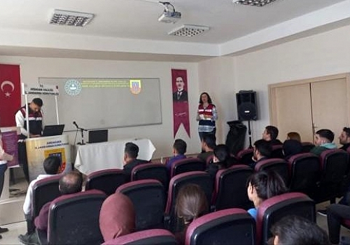 Ardahan da Jandarma, öğrenci ve öğretmenleri siber suçlara karşı bilgilendirdi