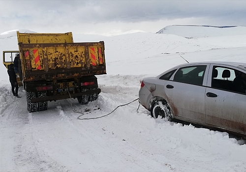 Ardahan'da kar ve tipi nedeniyle kapanan 53 köy yolu ulaşıma açıldı