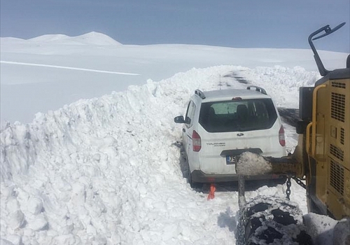 Ardahan'da kar ve tipi nedeniyle kapanan 7 köy yolu ulaşıma açıldı