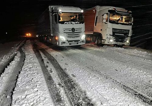 Ardahan'da kar ve tipinin etkili olması nedeniyle ulaşımda aksamalar yaşandı.