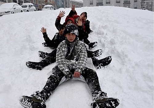 Ardahan'da kar yağışı nedeniyle ilk ve orta dereceli okullar tatil edildi