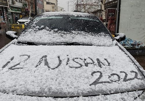 Ardahan da Kar yağışının ardından yollar, otomobiller karla kaplandı.