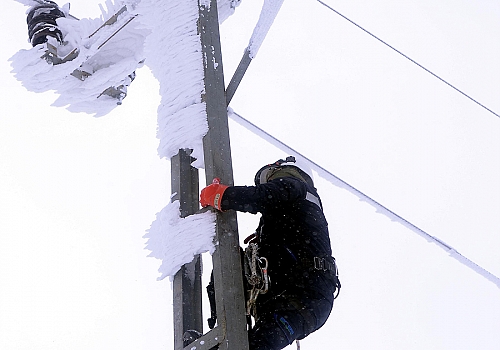 Ardahan da Kesintisiz enerji için elektrik hatlarındaki kar ve buz sürekli temizleniyor