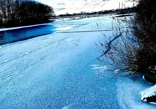 Ardahan da Kura nehri, doğal buz pisti görümüne büründü
